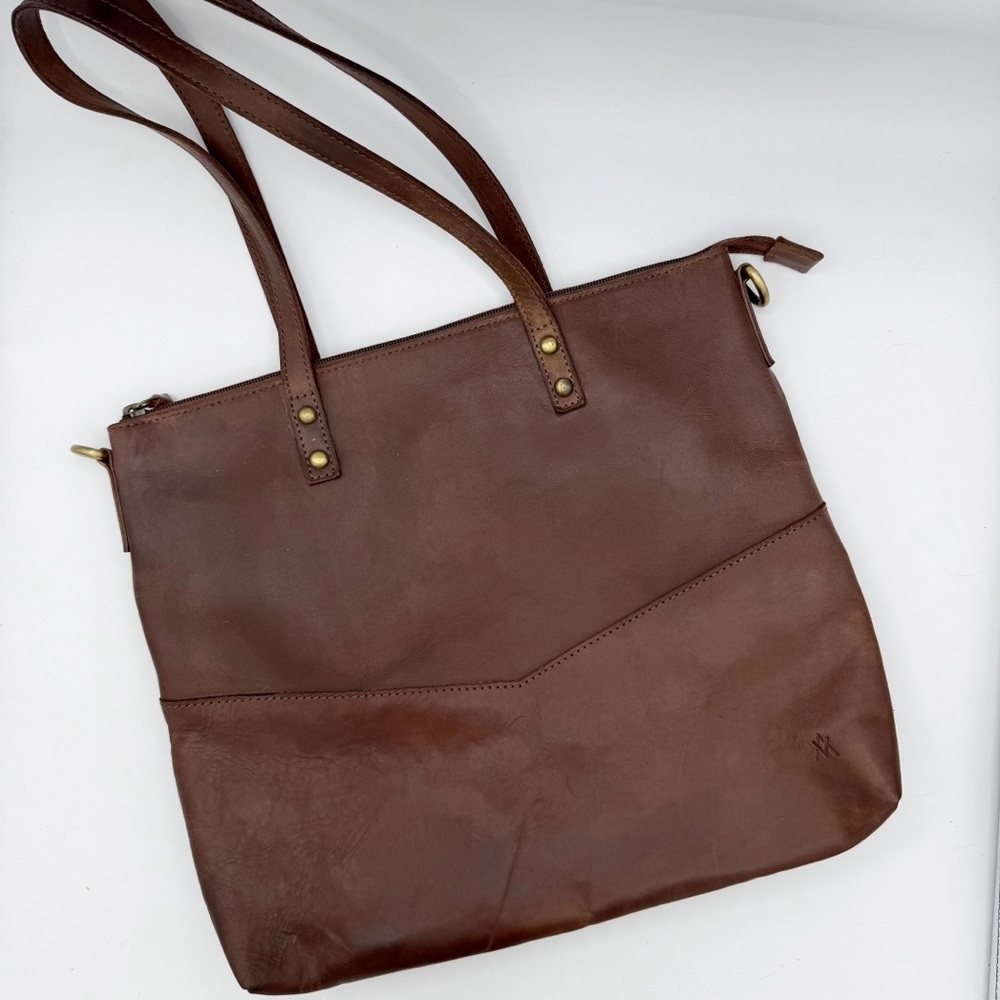 Elevate Mid-sized Zipper Tote Brown‎ Leather